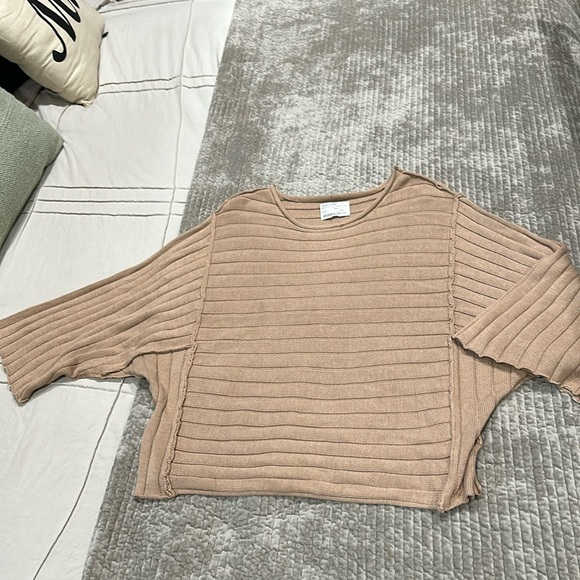Boutique raw edge Wide ribbed sweater- L - Picture 1 of 7